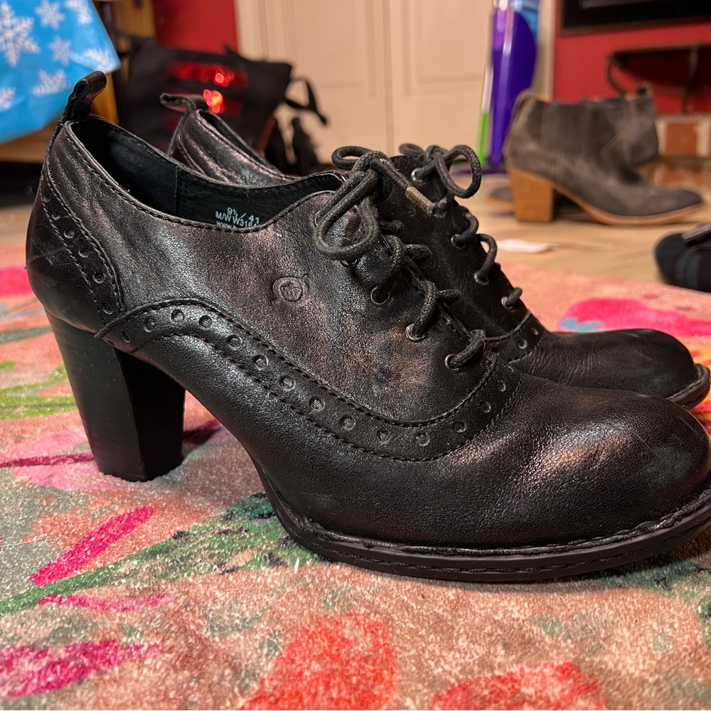 BORN LEATHER OXFORD HEEL SIZE 9.5